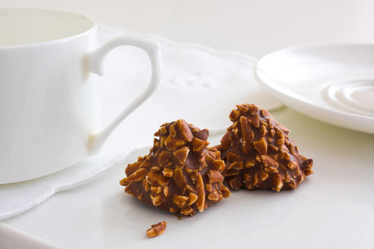 巧克力糖與堅(jiān)果和茶