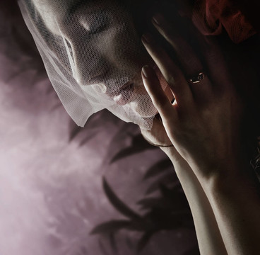 一個(gè)美麗的黑發(fā)女人藝術(shù)照片