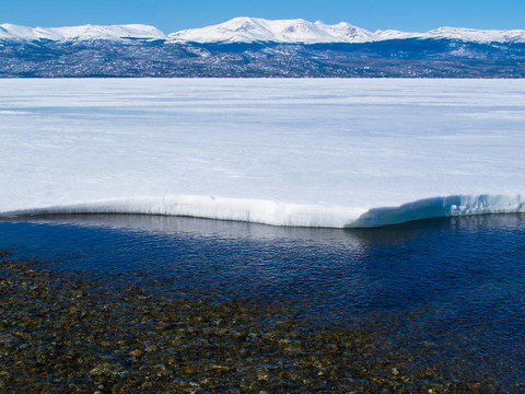 雪山在凍湖Laberge育空地區(qū)；加拿大；
