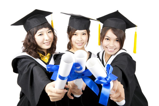 三畢業(yè)的亞洲女孩拿著畢業(yè)證書