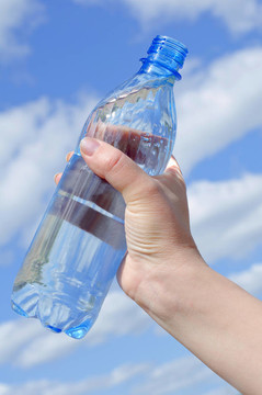 水瓶對著天空的手