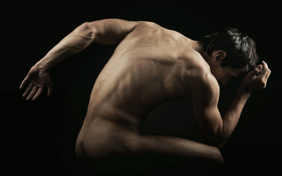 肌肉發(fā)達(dá)的男人的姿勢(shì)