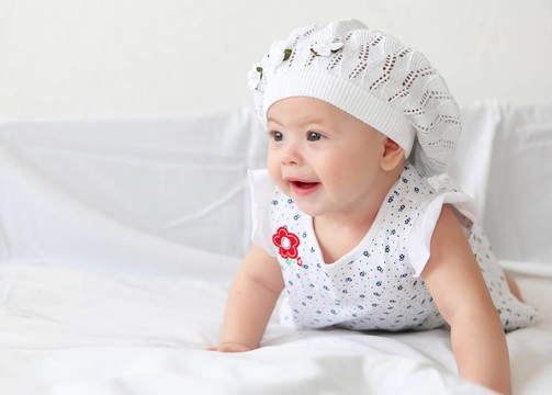 戴帽子的嬰兒