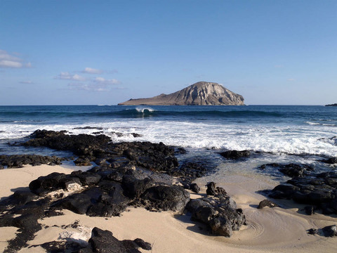 波浪拍打在巖石寶貝瑪卡普吾海灘和遠(yuǎn)處的兔子島
