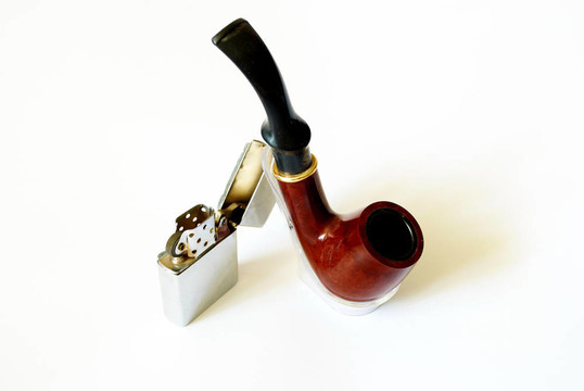 煙斗和汽油打火機