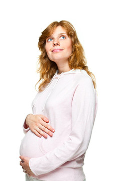 年輕的孕婦把手放在肚子上