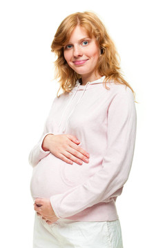 年輕的孕婦把手放在肚子上