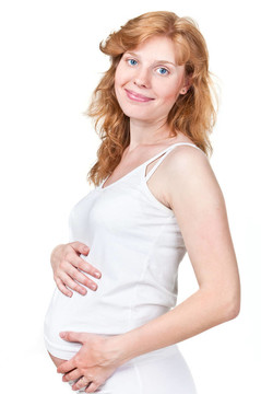 年輕的孕婦把手放在肚子上