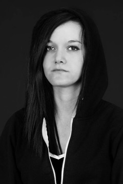 黑白郁悶的年輕女人