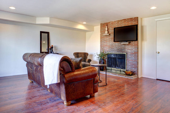 客厅用皮革沙发和壁炉。