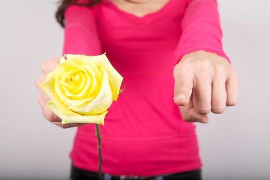 手上有花的女人細(xì)節(jié)