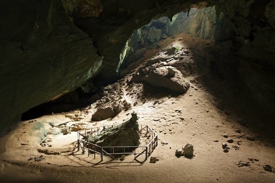 Phu Pha Phet的洞穴