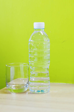 玻璃；水和塑料瓶