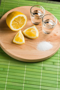 龍舌蘭酒；鹽和檸檬頂視圖