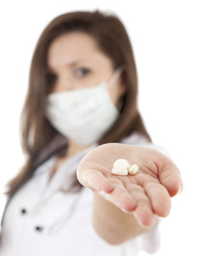 女醫(yī)生用防護(hù)口罩和白色制服配上藥物的肖像