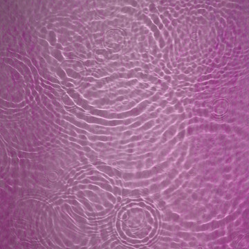 摘要粉紅色背景上的淡水波紋