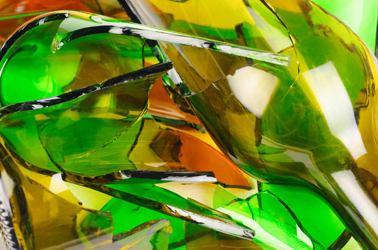 浪費(fèi)glass.recycled.shattered綠色和棕色瓶的背景。