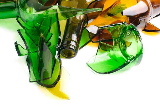 浪费glass.recycled.shattered绿色和棕色瓶