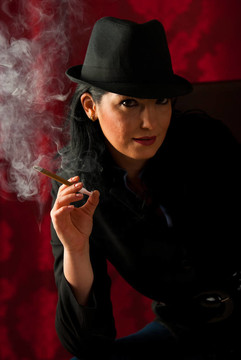 美女在夜里抽煙