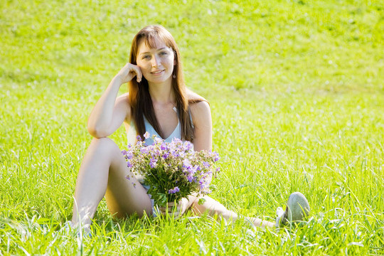 女孩在草地上休息
