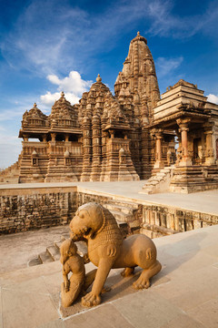 國王和獅子雕像和Kandariya Mahadev temple打架