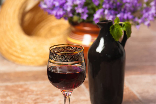葡萄酒和一杯紅葡萄酒黑壺