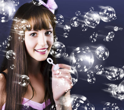 生日派對(duì)女孩吹泡泡