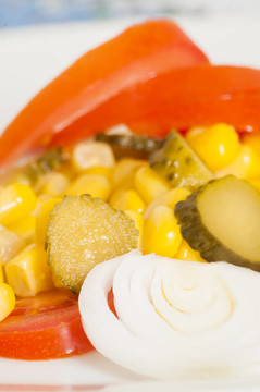 西红柿沙拉；洋葱；黄瓜和玉米
