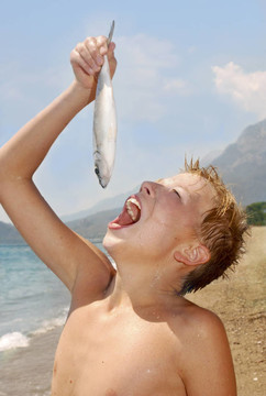 那個男孩假裝吃魚