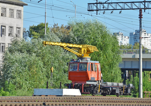 起重機(jī)軌道列車。安裝在鐵路車輛上的液壓起重機(jī)（貨運(yùn)列車）