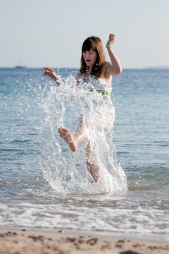 海岸快樂女子