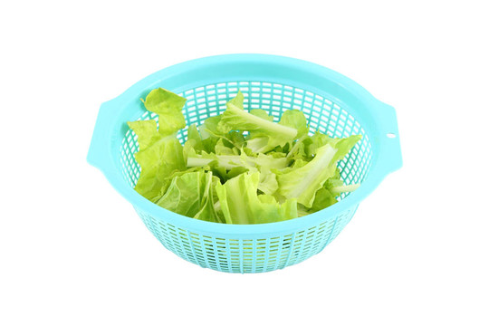 白色背景的藍(lán)色塑料籃子蔬菜。