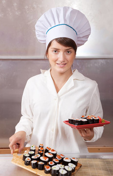 Cook女子與煮熟的壽司卷