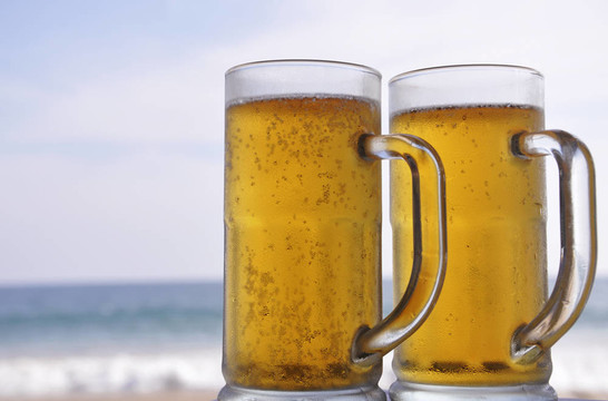 海灘上的冰鎮(zhèn)啤酒