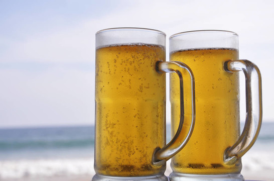 海灘上的冰鎮(zhèn)啤酒