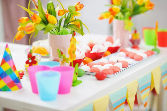 特寫餐桌上的裝飾兒童的節(jié)日
