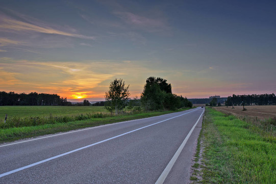 夕陽下的柏油路