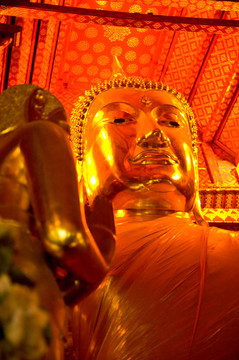 一個(gè)如來佛祖雕像的肖像；Thaila