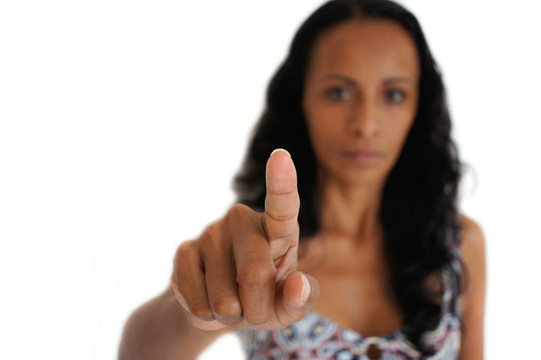 女人指著Finger