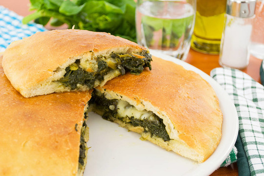 比薩farcita CON spinaci E mozzare