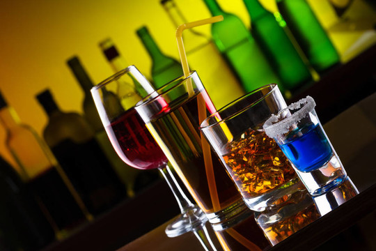 酒吧上不同的酒精飲料和雞尾酒