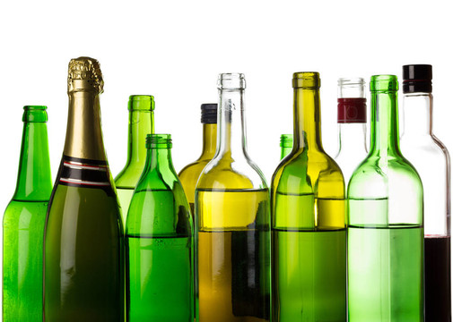 不同酒精飲料瓶在白色上分離