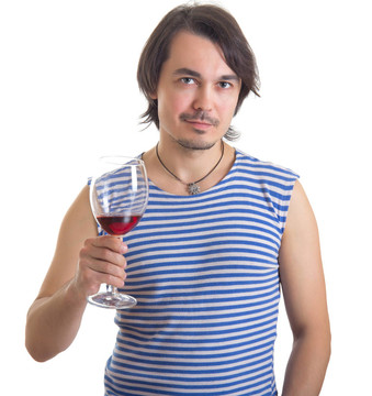 男人拿著一杯酒；在白色背景下孤立