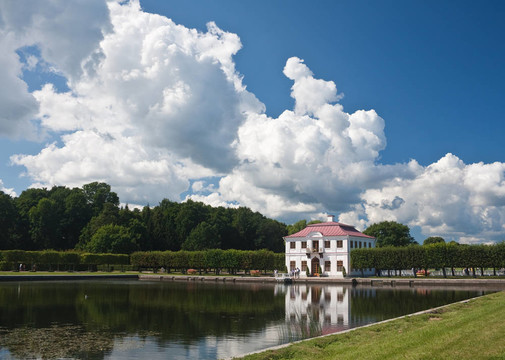 泥炭的宮殿。Peterhof（Petrodvorets）；圣彼得堡；Russi
