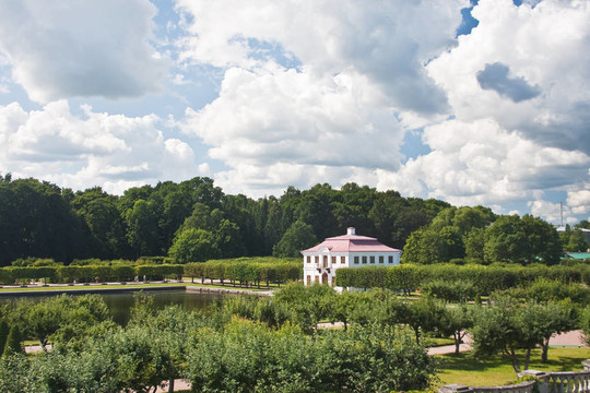 泥炭的宮殿。Peterhof（Petrodvorets）；圣彼得堡；Russi