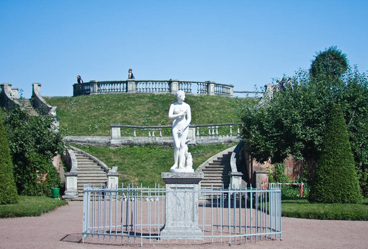 Peterhof。較低的公園。維納斯雕塑。俄羅斯