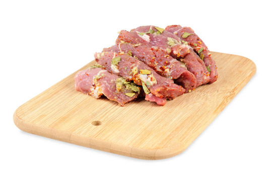 生肉；帶香料
