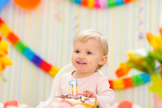 孩子吃第一個生日蛋糕的肖像
