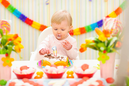 吃嬰兒吃生日蛋糕肖像吃