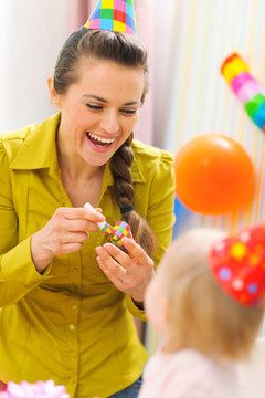 母親慶祝她孩子的第一個生日